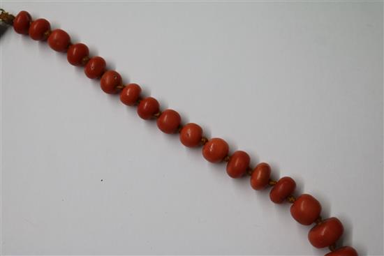 A single strand graduated coral bead necklace, gross weight 54 grams, 40cm.